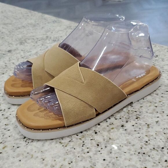 Yellow Box,  "Hemes". LEATHER sandals, Nwot,  Size 7.5 - Picture 3 of 6